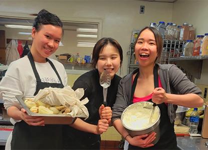 365足彩外围 students in kitchen cooking